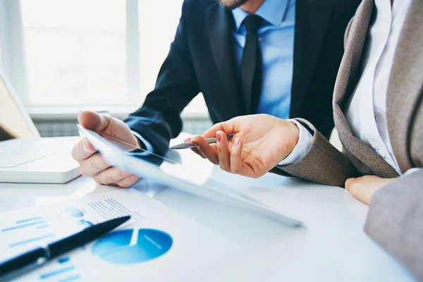 depositphotos_51558115-stock-photo-explanation-of-report-in-touchpad (1)